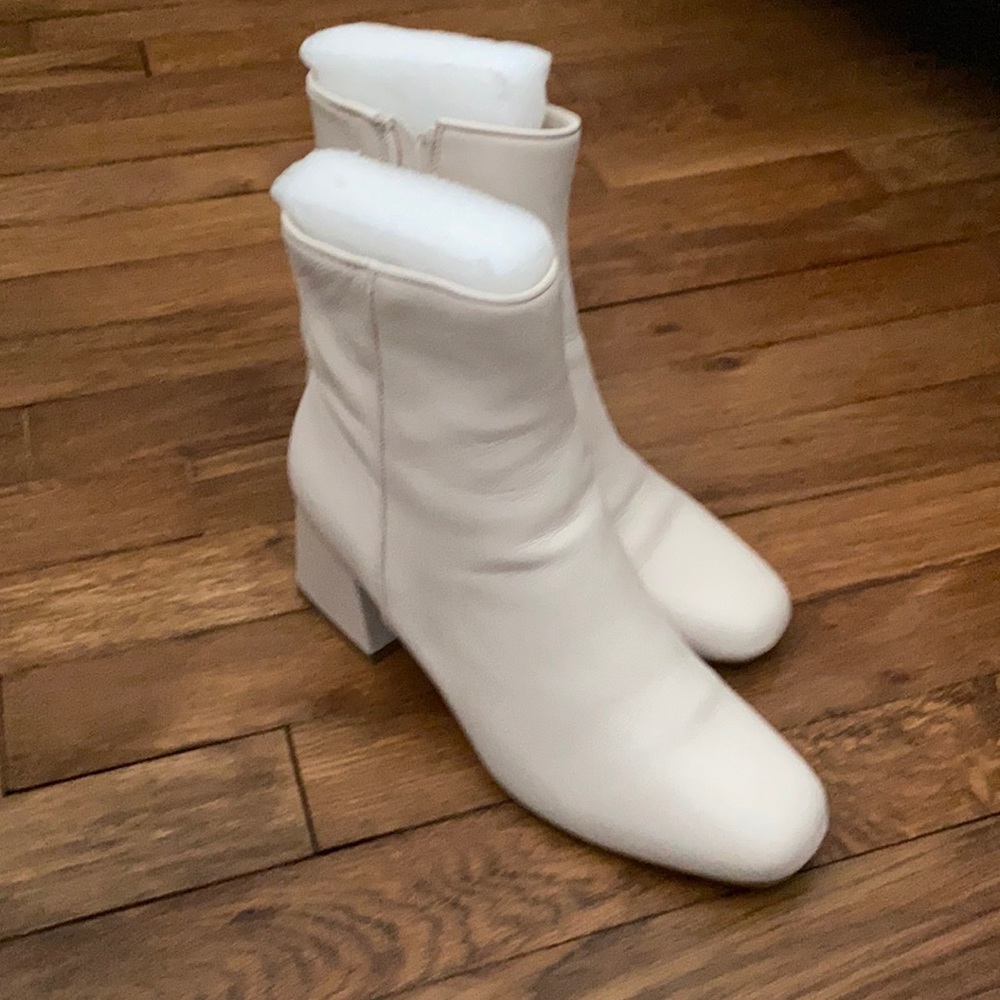STEVE MADDEN WHITE DAVIST BOOTIES 6.5
